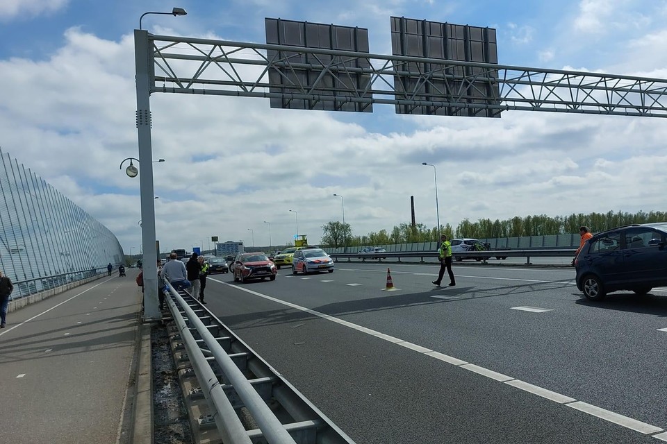 Op de A73 bij Venlo botsten twee auto’s tegen elkaar. 