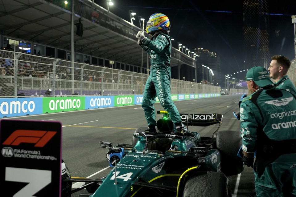 Alonso viert zijn derde plaats die hij eerst moest inleveren maar laat op de avond weer terugkreeg.