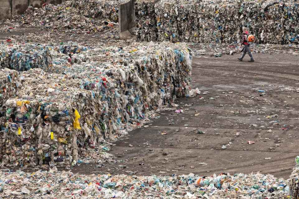 Bij CeDo Recycling wordt plasticafval in de openlucht opgeslagen.  
