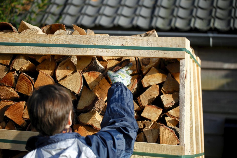 Mensen proberen de gasrekening beperkt te houden door hout te stoken.