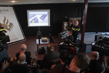 thumbnail: Persdrukte bij de presentatie van het DNA-afnamepunt in Landgraaf. Burgemeester Vlecken liet DNA afnemen voor de camera’s.