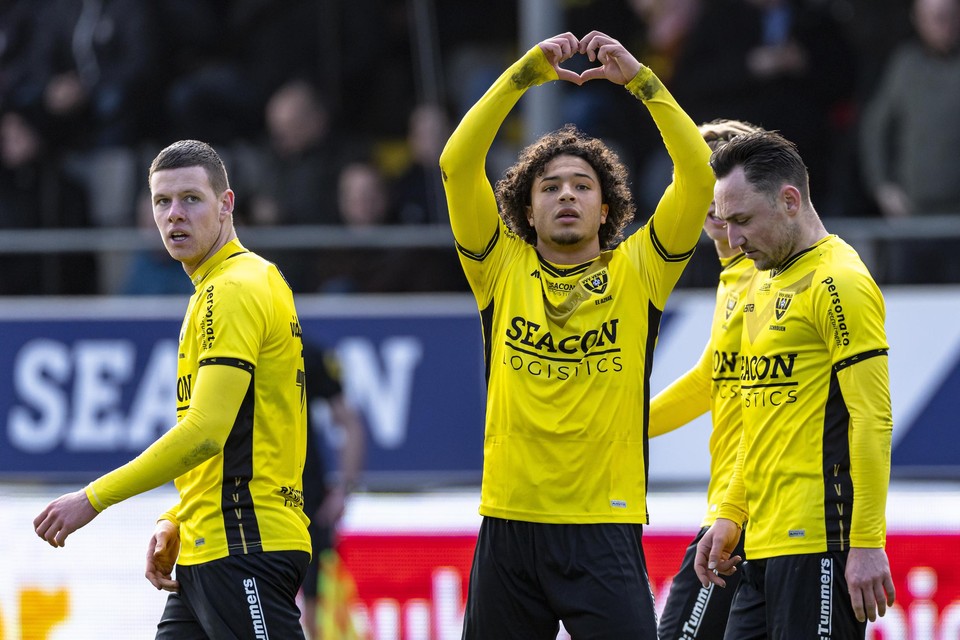 Rayan El Azrak viert zijn eerste doelpunt voor VVV tegen FC Dordrecht.