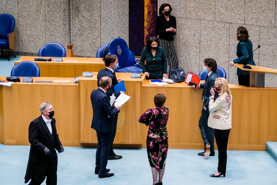 In een kring: Kees van der Staaij (SGP), Mark Rutte (VVD), Kamervoorzitter Khadija Arib, Lilianne Ploumen (PvdA), Jesse Klaver (GroenLinks) en Sigrid Kaag (D66) in gesprek na afloop van de bijeenkomst die tot een debat had moeten leiden. 