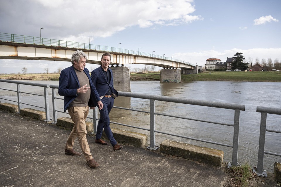 Wethouder Peter Pustjens (links) bespreekt met het Vlaamse parlementslid Jo Brouns de mogelijkheden voor als er een nieuwe brug komt. 