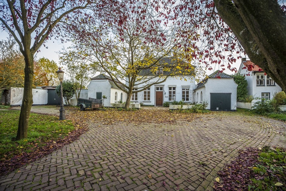 De oude villa aan het Veersepad in Kessel. Een stichting wil het pand slopen en er dertien woningen voor terugzetten, maar dat gaat niet.