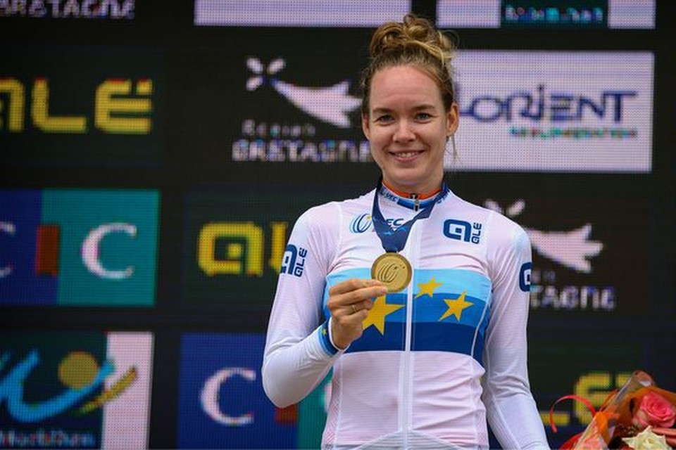 Anna van der Breggen stralend op het podium met de trui voor Europees kampioene tijdrijden. 