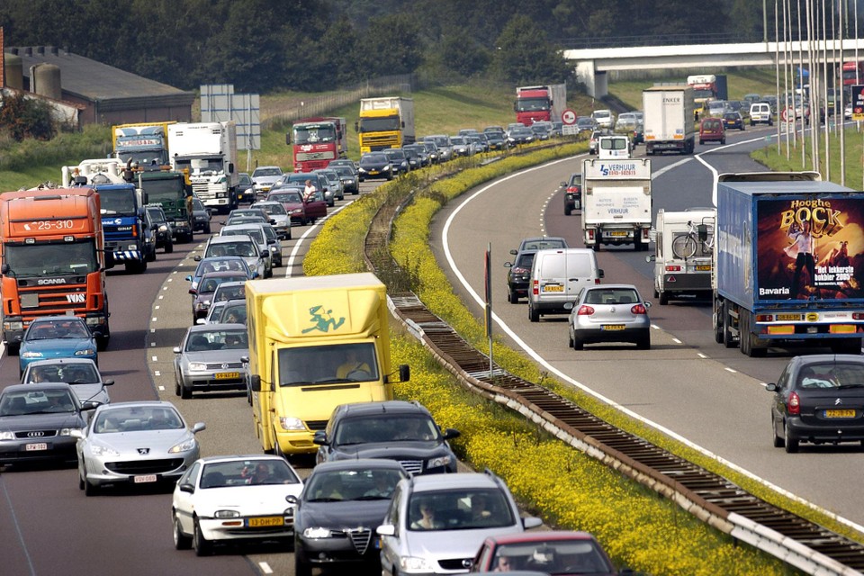 Het verkeer op de A2 staat te vaak vast en daarom wordt de snelweg tussen Stein en Echt verbreed. 