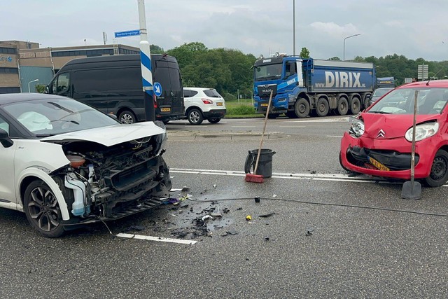 Veroorzaker Aanrijding Met Meerdere Auto’s Slaat Op De Vluch... - De ...