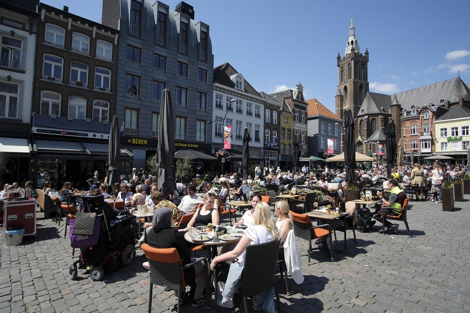 Op de Markt in Roermond is het goed toeven in de zon.