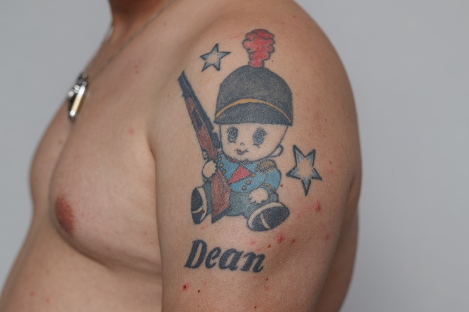 Pascal Peeters heeft ter ere van zijn zoontje een tattoo genomen van een guitig mannetje in het pak van schutterij St. Urbanus Maasniel, waarvan zoon Dean al sinds zijn geboorte lid is.