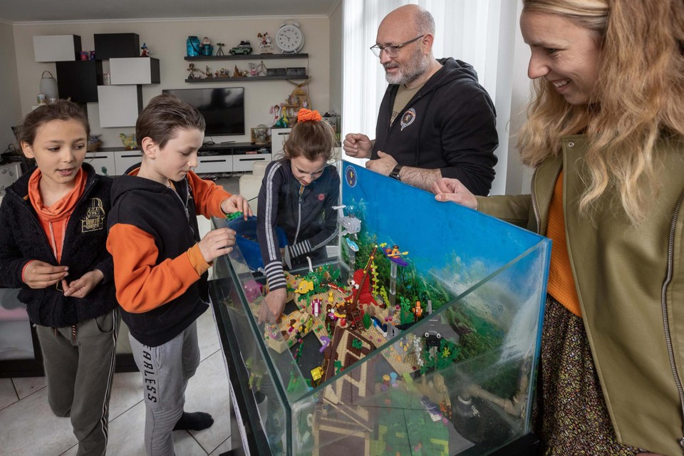 De familie Roels legt de laatste hand aan hun lego droom. V.l.n.r.: Felix, Merijn, Evelien, Stefan en Ilse.