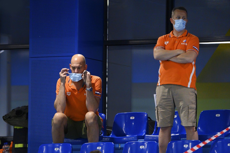 Bondscoach Mark Faber (rechts) op de tribune met collega Marcel Wouda. 
