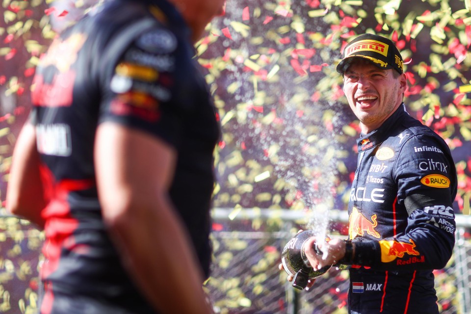 Max Verstappen is blij met zijn zege in de GP van Italië. 