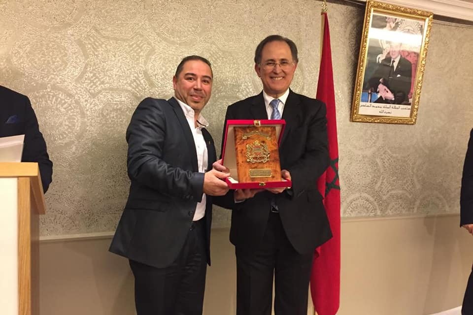 Aissa Meziani (links) kreeg zondag een onderscheiding van de Marokkaanse ambassadeur in Nederland. 