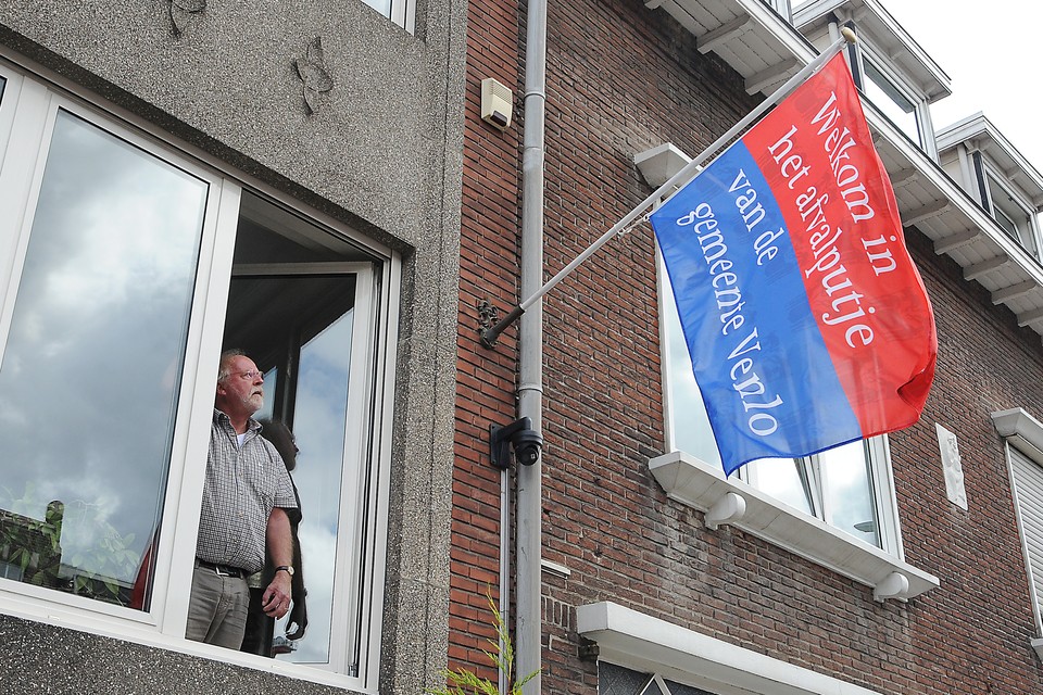 Kees Dijkmans bij zijn protestvlag. 