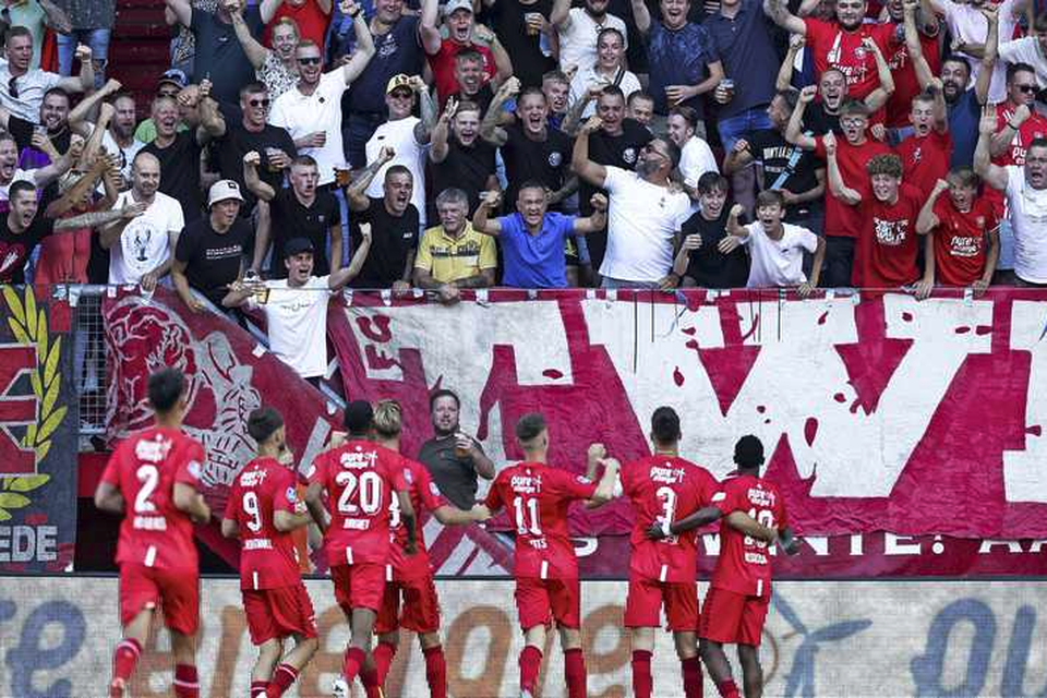 Vreugde bij de spelers van FC Twente na de gelijkmaker van Robin Pröpper. 