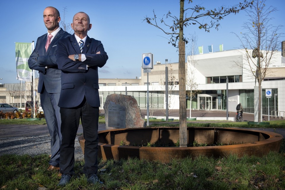De veteranen Serge Ritzen en Peter Smeets (rechts) bij het gemeentehuis van Landgraaf 