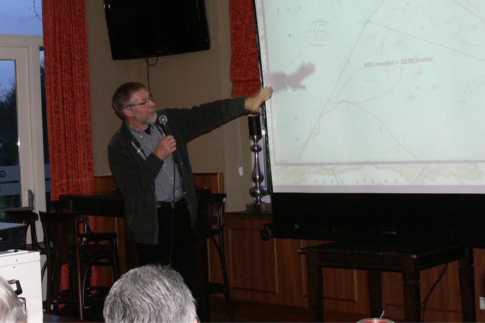 Jacques Cuypers geeft voor de laatste keer uitleg over de oude kaarten van Peel en Maas. 