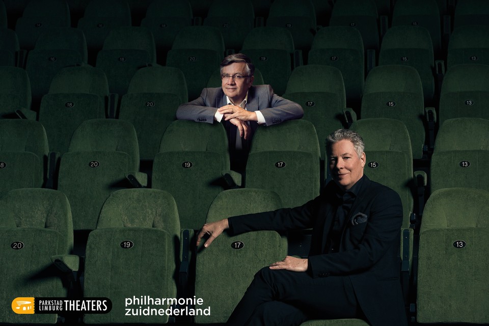 Theaterdirecteur Bas Schoonderwoerd (links) en Stefan Rosu, intendant philharmonie zuidnederland (rechts) slaan de handen ineen.  