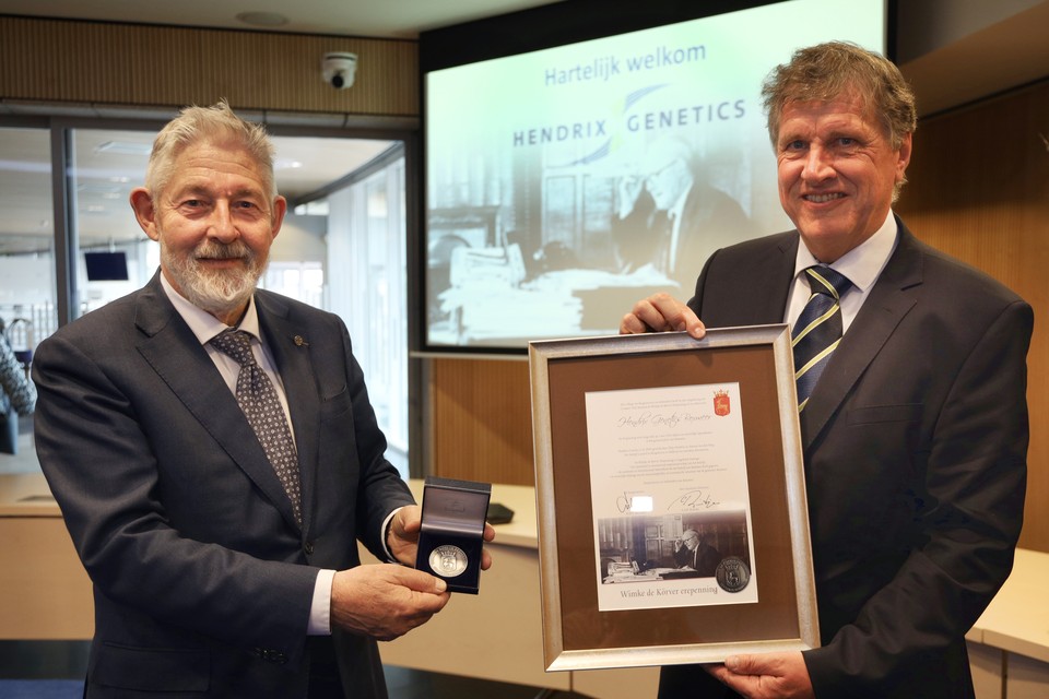 Oprichters Thijs Hendrix uit Ospel en Antoon van den Berg van Hendrix Genetics met de Wimke de Körver erepenning en oorkonde. 
