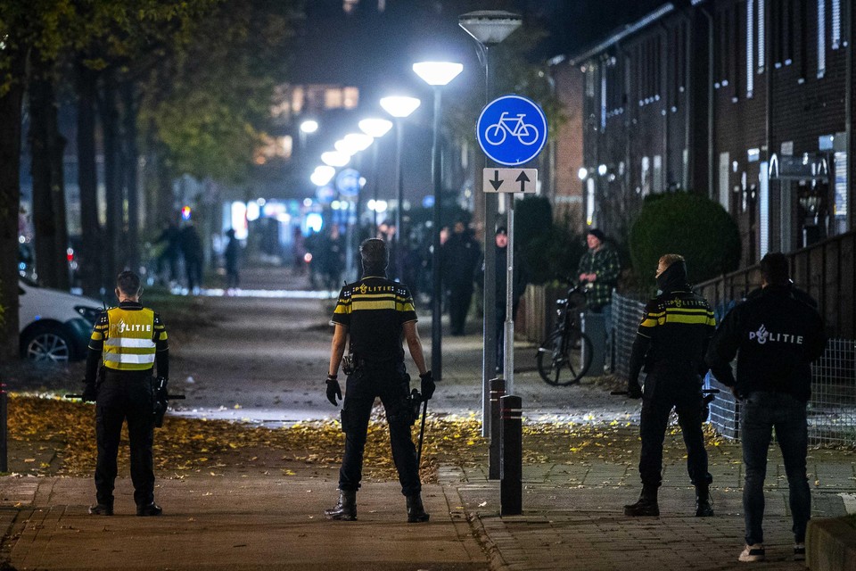 De politie moest optreden tijdens de avondklokrellen in Roermond. 