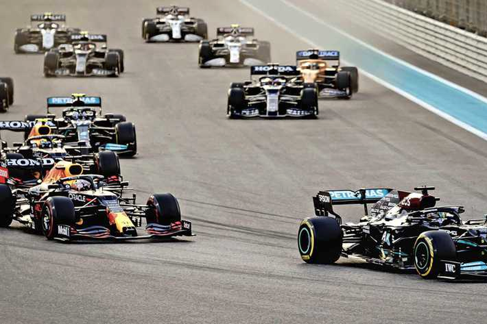 Hét moment van Abu Dhabi: de herstart na de safety car, met Verstappen vlak achter Hamilton. 
