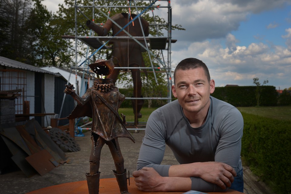 Kunstenaar Bruno Plaghki met de verkleinde uitgave van de Graaf van Schaesberg. Op de achtergrond het beeld in wording. 