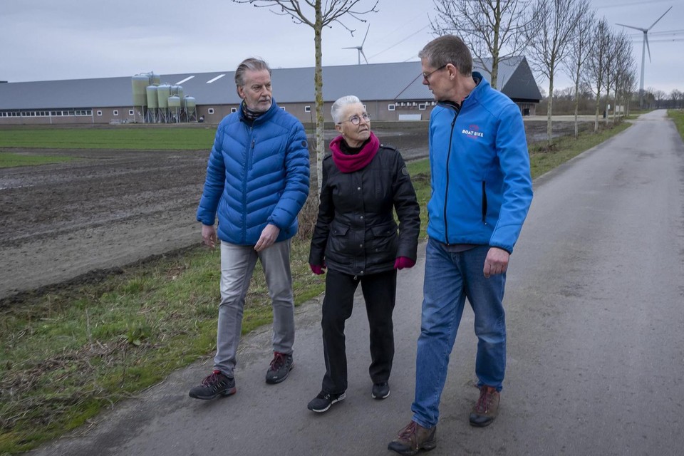Actievoerders Peter Vullings, Riky van Hal en Patrick van ’t Hooft. Op de achtergrond een zeugenstal van Rutten Holding. Links verrijzen de komende jaren nog zes stallen.