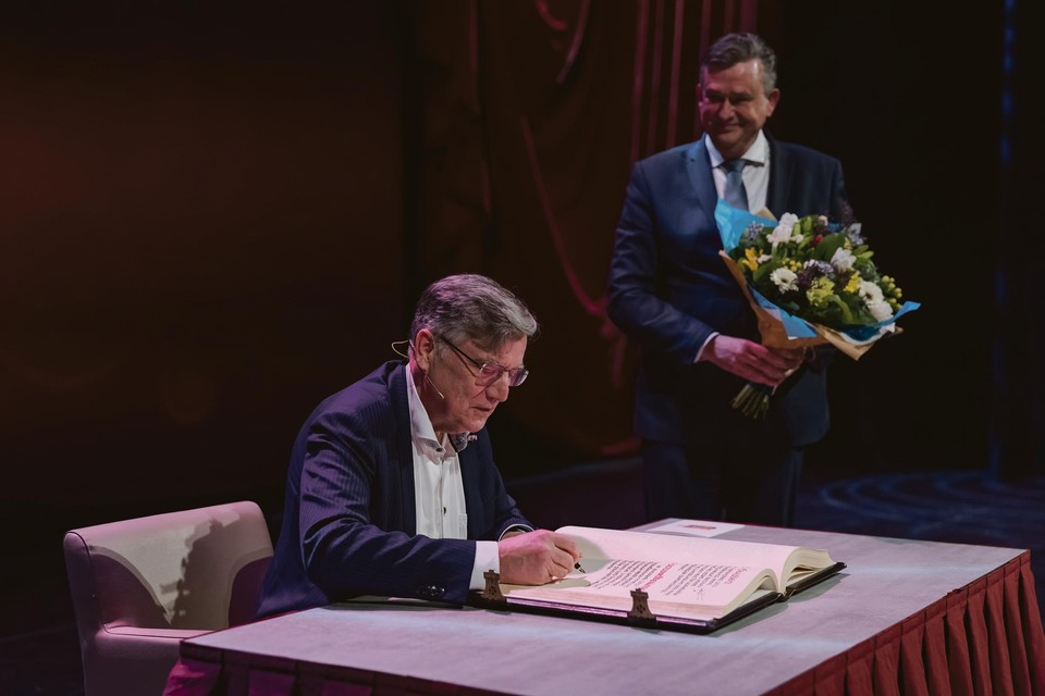 Gouverneur Emile Roemer benoemde de theaterdirecteur tot Limburger van Verdienste.