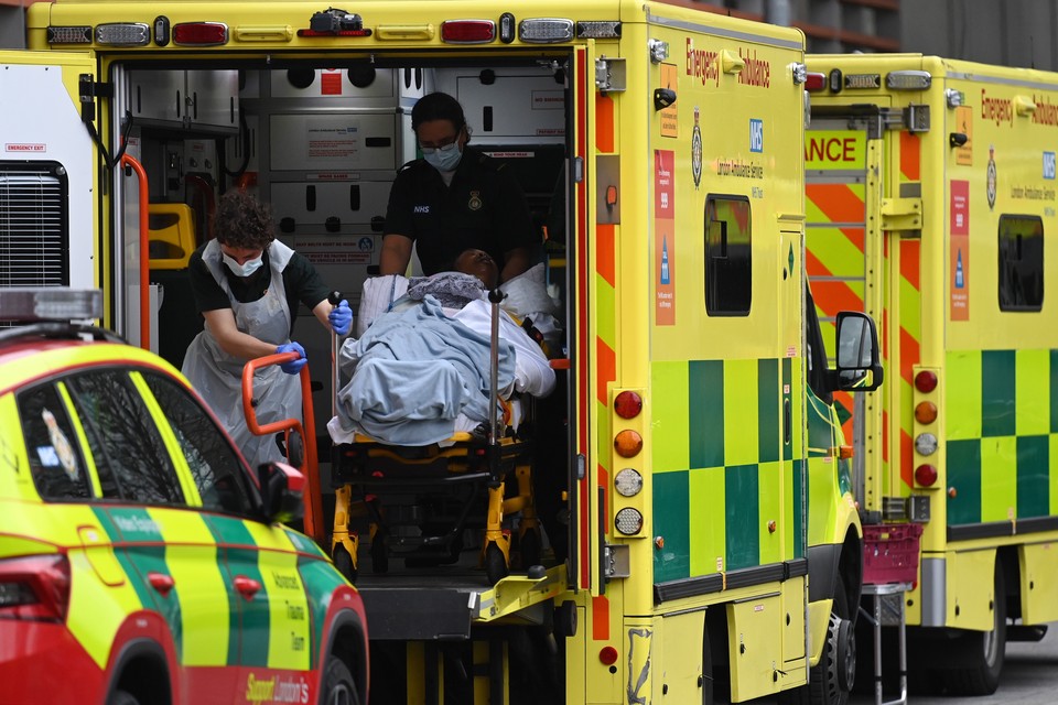 In Engeland, waar het omicronvirus al eerder dominant werd, groeit inmiddels ook de druk op de ziekenhuizen. In Londen (foto) staan opnieuw ambulances in de rij bij ziekenhuizen. 