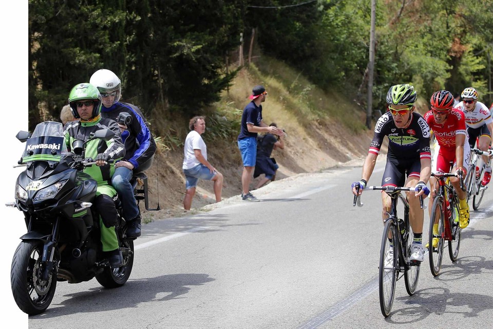 Een official van de UCI test tijdens de Tour, vanaf de motor, fietsen op de aanwezigheid van motortjes. Tot nu toe is alleen Femke Van Den Driessche ooit betrapt op het gebruik van mechanische doping.