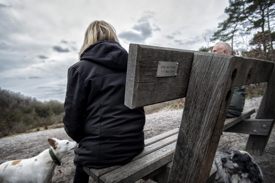 Op de Brunssummerheide heeft Natuurmonumenten een bankje geplaatst met een gedenkplaatje voor Thijs H.’s slachtoffers Diny en Frans. 