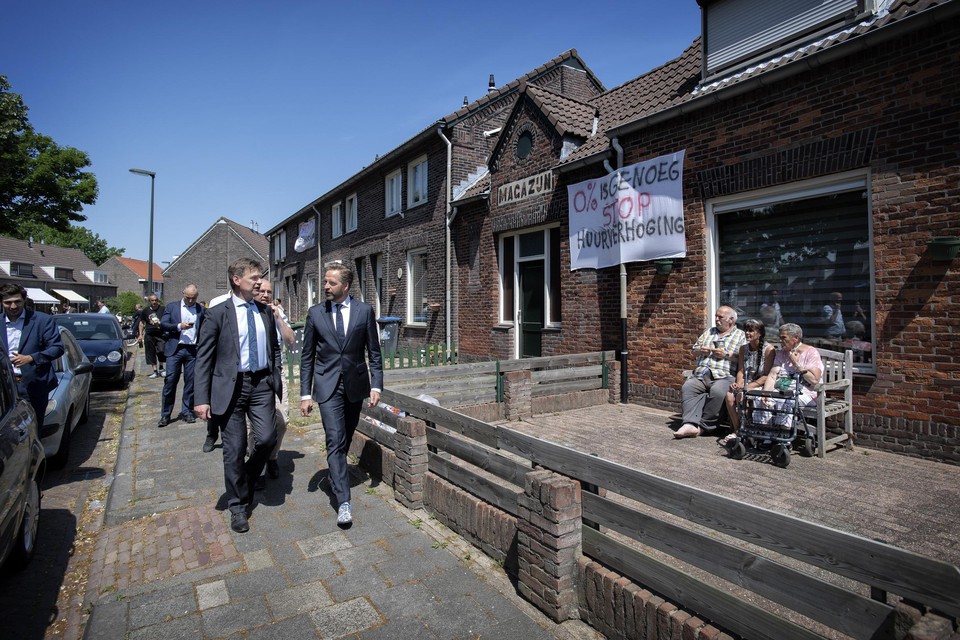Burgemeester Roel Wever van Heerlen en minister Hugo de Jonge dit voorjaar tijdens een werkbezoek in Versiliënbosch. 