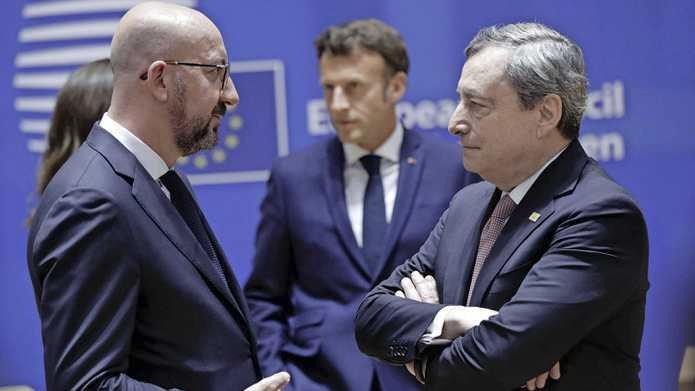 Charles Michel, de Franse president Emmanuel Macron en de Italiaanse minister-president Mario Draghi in Brussel. 