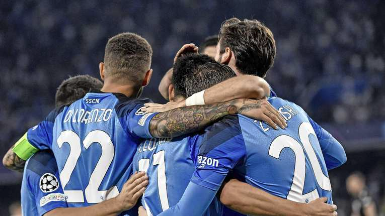 De spelers van Napoli vieren een treffer tegen Ajax. 