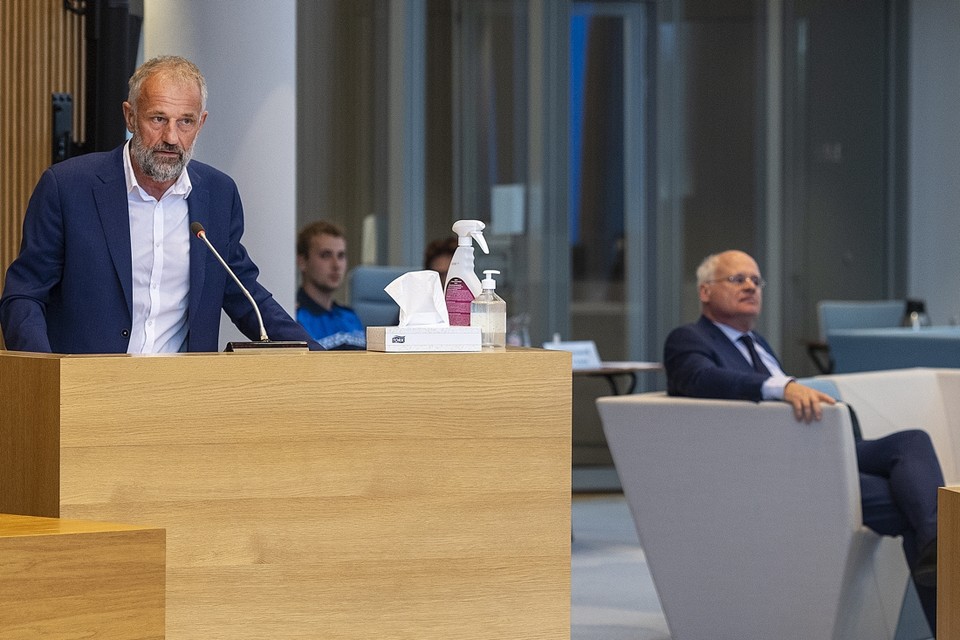 In de raadsvergadering van 3 juni namen Weert Lokaal, CDA en VVD een motie van wantrouwen aan tegen burgemeester Jos Heijmans. 