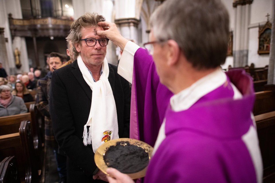 Deken Rob Merkx geeft Marotte-baas Joep Wijnands een askruisje in de Grote Kerk van Sittard.