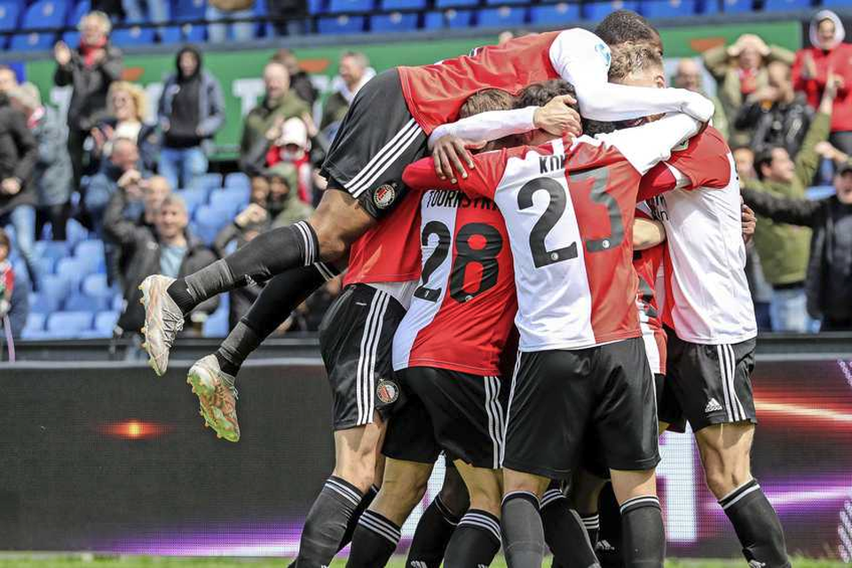 De spelers van Feyenoord vieren de 1-0 van Luis Sinisterra. 