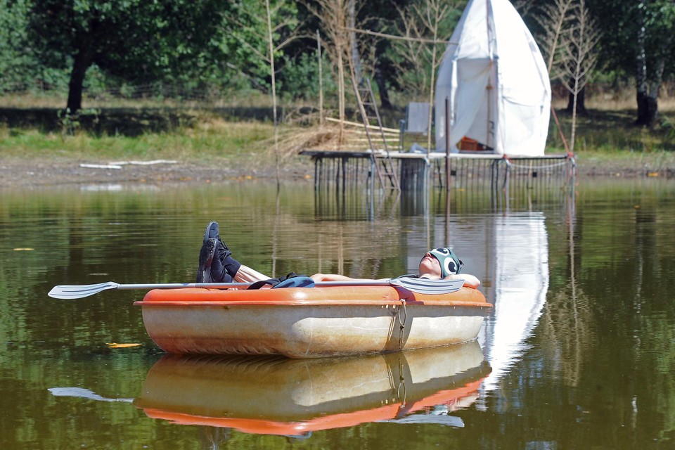 Geblinddoekt drijven in een bootje op één van de vennen in De Heere Peel in America als ultieme Ode aan het Water. 