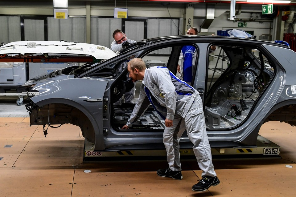 De productie van een elektrische auto bij Volkswagen in het Duitse Zwickau. 