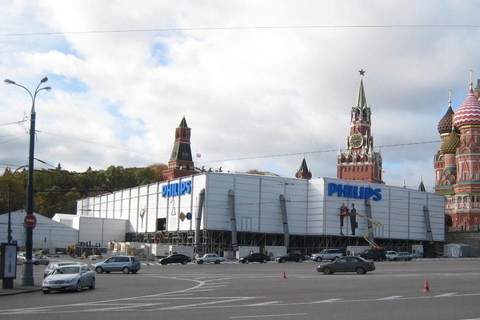 Een paviljoen op het Rode Plein in Moskou trok in 2008 de aandacht weg van de beroemde Basiliuskathedraal. Het tijdelijke gebouw werd er neergezet door de firma Neptunus uit Kessel, die 42 trucks naar Rusland stuurde. 