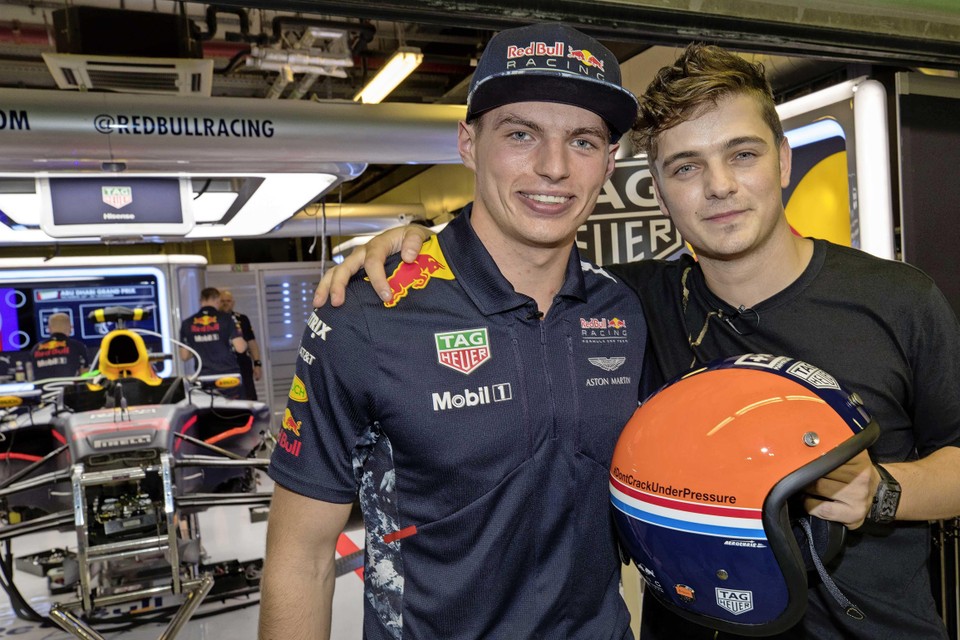 Max Verstappen (L) samen met Martin Garrix in 2017 bij de training voor de Grand Prix van Abu Dhabi.  