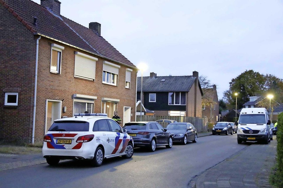 Politie-onderzoek in november 2019 in de Roefsstraat in Nieuw Bergen, waar de Duitser Thomas Schwarz om het leven werd gebracht. 