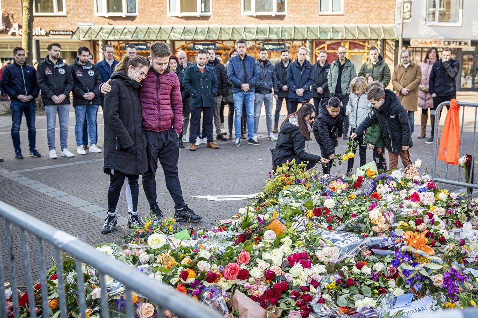 Velen komen Guus bijeen en leggen bloemen op de plek waar Guus Janssen (21)  maandagavond werd doodgestoken.  