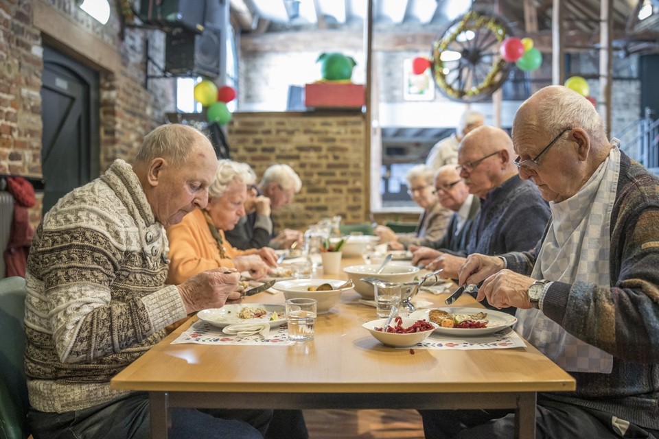 Samen eten in de Schepenbank. 