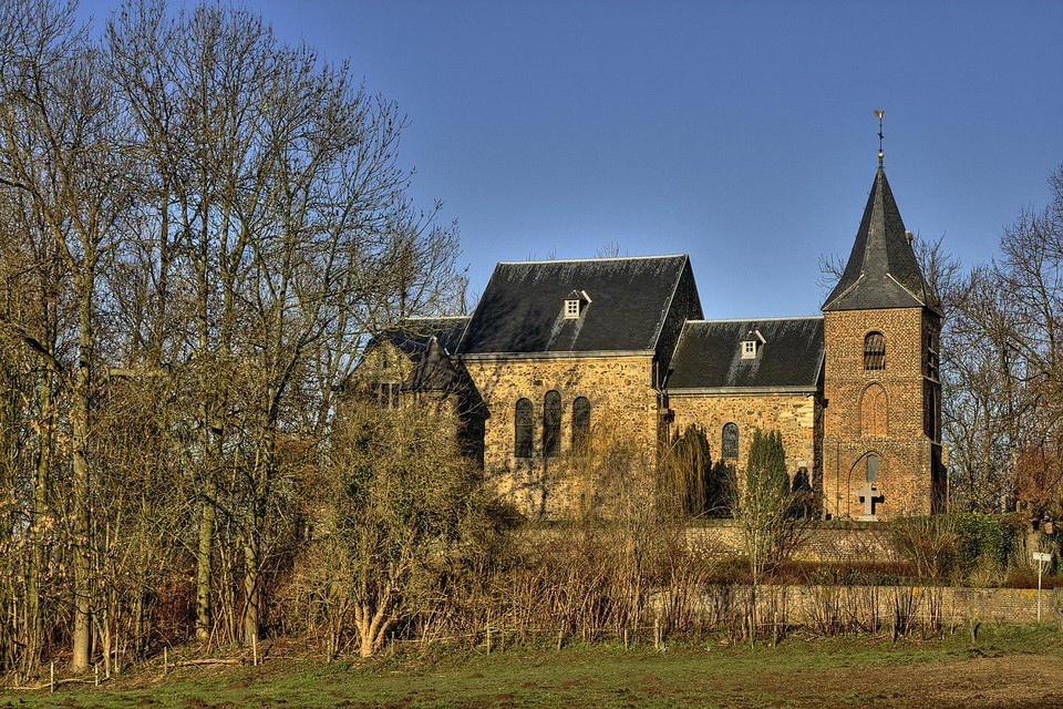 De Dionysiuskerk in Asselt is een van de rijksmonumenten van Roermond 