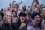 thumbnail: Fans van het Canadese popidool Justin Bieber laten hun emoties gaan aan het begin van zijn optreden op de eerste dag van het muziekfestival.