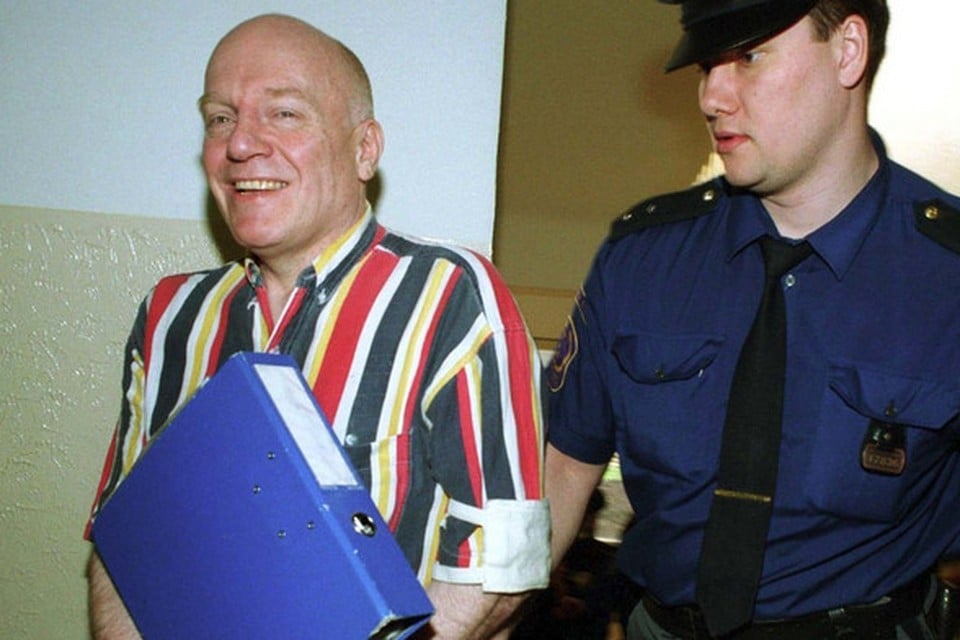 Chris Denning (links) tijdens een voorgeleiding voor de rechtbank in Praag in 2000.