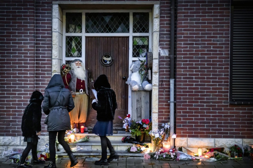 Bij de voordeur van het huis waar Gianna werd doodgeschoten ontstaat een groeiend eerbetoon.