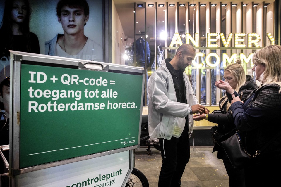 Een mobiele controlepunt bij het Stadhuisplein in Rotterdam. Horecabezoekers kunnen daar een polsbandje halen na het tonen van hun QR code in de CoronaCheck-app.  